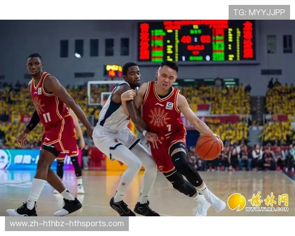 足球队员在CBA看球的图片:篮球与足球交融的瞬间 足球队员在CBA看球的图片:篮球与足球交融的瞬间